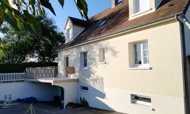 Ravalement de façade, traitement des fissures et mise en peinture des « cache-moineaux » sur un pavillon à Mauves-sur-Huisne (61400)